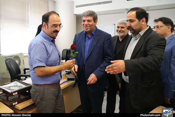 بازدید جمعی از مسئولان از روزنامه شهرآرا در روز خبرنگار - 2 / عکس: حسین شریعت / شهرآرا 