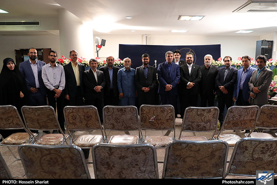 بازدید جمعی از مسئولان از روزنامه شهرآرا در روز خبرنگار - 2 / عکس: حسین شریعت / شهرآرا 