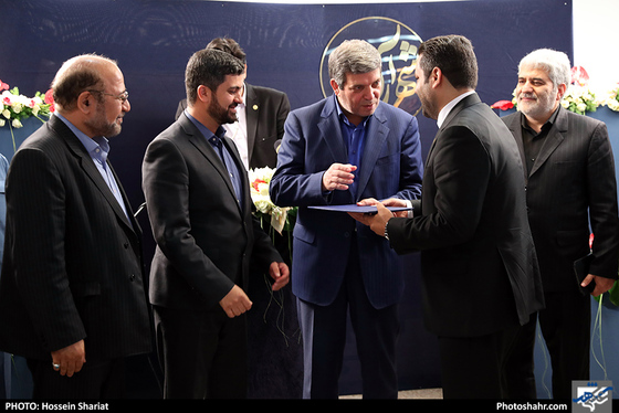 بازدید جمعی از مسئولان از روزنامه شهرآرا در روز خبرنگار - 2 / عکس: حسین شریعت / شهرآرا 