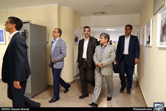 بازدید جمعی از مسئولان از روزنامه شهرآرا در روز خبرنگار - 2 / عکس: حسین شریعت / شهرآرا 