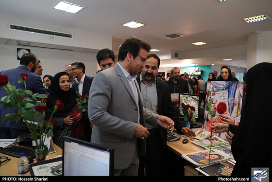 بازدید جمعی از مسئولان از روزنامه شهرآرا در روز خبرنگار - 2 / عکس: حسین شریعت / شهرآرا 