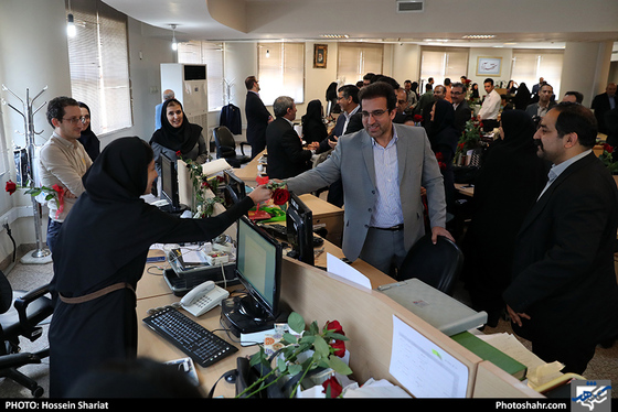 بازدید جمعی از مسئولان از روزنامه شهرآرا در روز خبرنگار - 2 / عکس: حسین شریعت / شهرآرا 