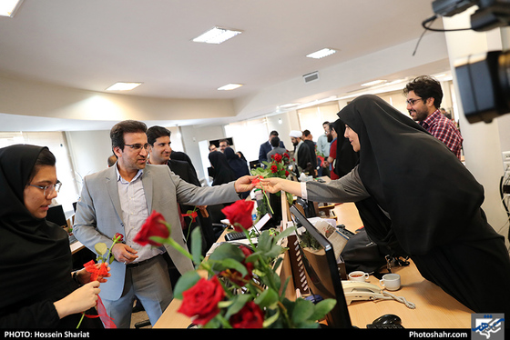 بازدید جمعی از مسئولان از روزنامه شهرآرا در روز خبرنگار - 2 / عکس: حسین شریعت / شهرآرا 