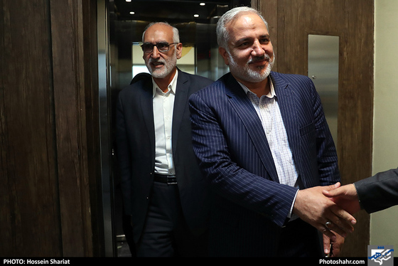 بازدید جمعی از مسئولان از روزنامه شهرآرا در روز خبرنگار - 3/ عکس:  حسین شریعت / شهرآرا