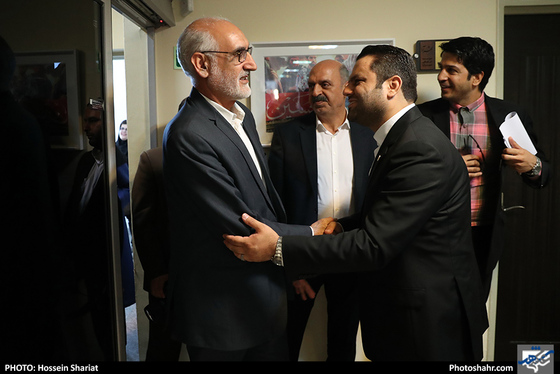 بازدید جمعی از مسئولان از روزنامه شهرآرا در روز خبرنگار - 3/ عکس:  حسین شریعت / شهرآرا