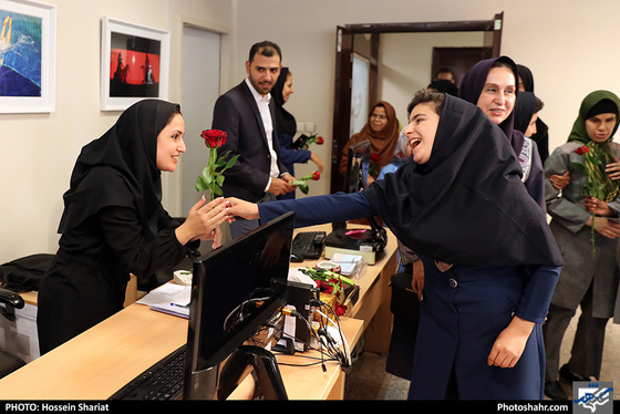 بازدید جمعی از مسئولان از روزنامه شهرآرا در روز خبرنگار - 3/ عکس:  حسین شریعت / شهرآرا