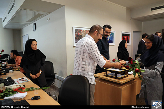 بازدید جمعی از مسئولان از روزنامه شهرآرا در روز خبرنگار - 3/ عکس:  حسین شریعت / شهرآرا