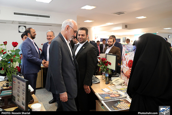 بازدید جمعی از مسئولان از روزنامه شهرآرا در روز خبرنگار - 3/ عکس:  حسین شریعت / شهرآرا