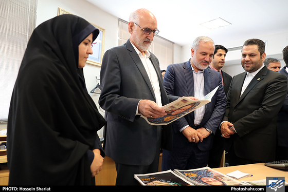 بازدید جمعی از مسئولان از روزنامه شهرآرا در روز خبرنگار - 3/ عکس:  حسین شریعت / شهرآرا