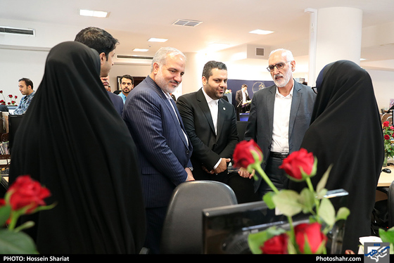 بازدید جمعی از مسئولان از روزنامه شهرآرا در روز خبرنگار - 3/ عکس:  حسین شریعت / شهرآرا