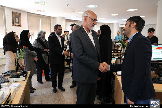 بازدید جمعی از مسئولان از روزنامه شهرآرا در روز خبرنگار - 3/ عکس:  حسین شریعت / شهرآرا