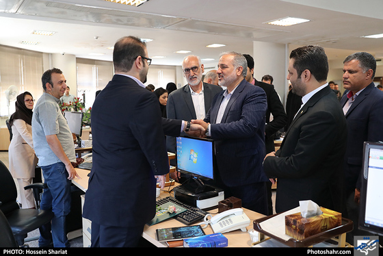 بازدید جمعی از مسئولان از روزنامه شهرآرا در روز خبرنگار - 3/ عکس:  حسین شریعت / شهرآرا