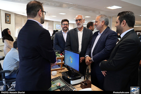 بازدید جمعی از مسئولان از روزنامه شهرآرا در روز خبرنگار - 3/ عکس:  حسین شریعت / شهرآرا