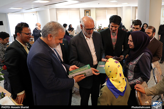 بازدید جمعی از مسئولان از روزنامه شهرآرا در روز خبرنگار - 3/ عکس:  حسین شریعت / شهرآرا