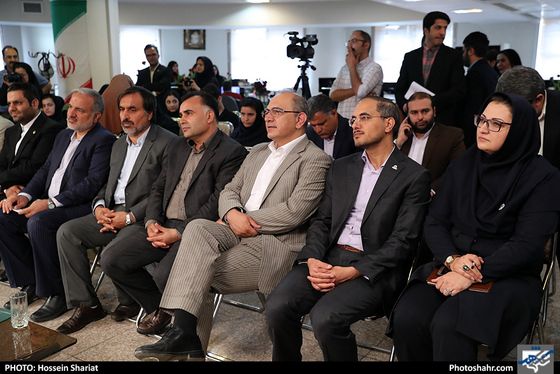 بازدید جمعی از مسئولان از روزنامه شهرآرا در روز خبرنگار - 3/ عکس:  حسین شریعت / شهرآرا