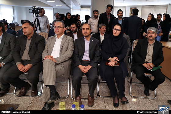 بازدید جمعی از مسئولان از روزنامه شهرآرا در روز خبرنگار - 3/ عکس:  حسین شریعت / شهرآرا