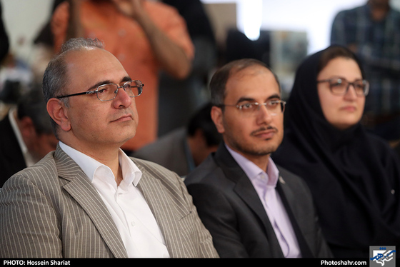 بازدید جمعی از مسئولان از روزنامه شهرآرا در روز خبرنگار - 3/ عکس:  حسین شریعت / شهرآرا