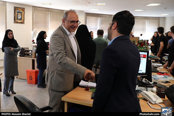 بازدید جمعی از مسئولان از روزنامه شهرآرا در روز خبرنگار - 3/ عکس:  حسین شریعت / شهرآرا