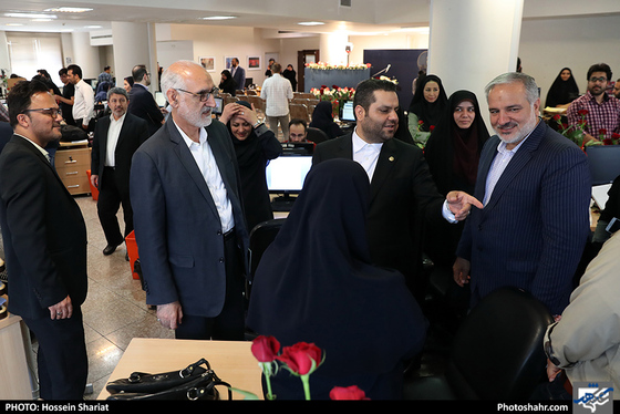 بازدید جمعی از مسئولان از روزنامه شهرآرا در روز خبرنگار - 3/ عکس:  حسین شریعت / شهرآرا