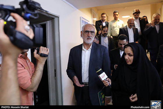 بازدید جمعی از مسئولان از روزنامه شهرآرا در روز خبرنگار - 3/ عکس:  حسین شریعت / شهرآرا