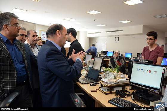 بازدید جمعی از مسئولین شهری از روزنامه شهرآرا به مناسبت روز خبرنگار- 4 / شهرآرا
