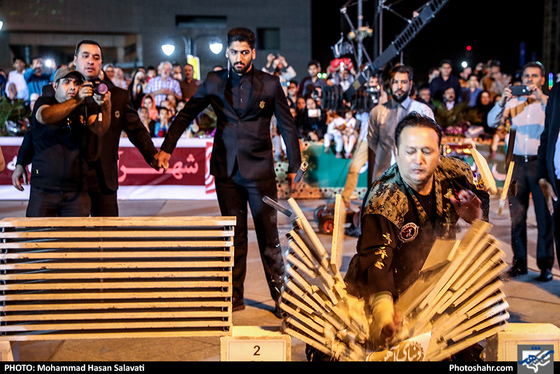 ثبت رکورد جهانی شکستن سنگ با دست  / عکس: محمدحسن صلواتی / شهرآرا