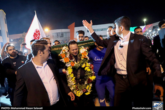ثبت رکورد جهانی شکستن سنگ با دست  / عکس: محمدحسن صلواتی / شهرآرا