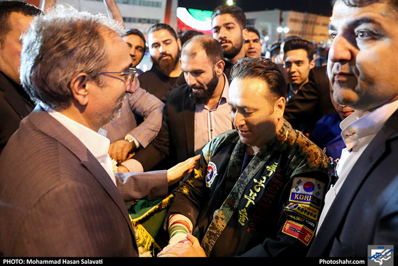 ثبت رکورد جهانی شکستن سنگ با دست  / عکس: محمدحسن صلواتی / شهرآرا