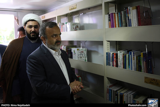 رونمایی از دومین کتابخانه سیار خیرساز مشهد / عکس: نیما نجف زاده / شهرآرا