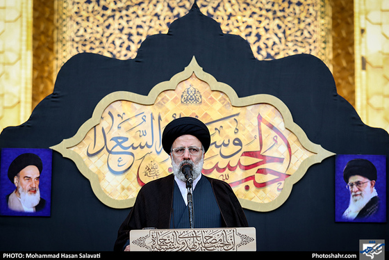تعویض پرچم بارگاه رضوی همزمان با آغاز ماه محرم / عکس : محمد حسن صلواتی / شهرآرا