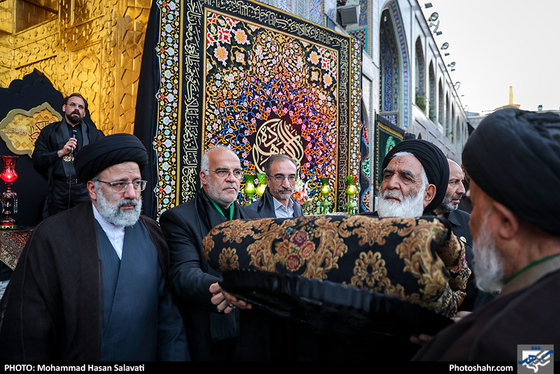 تعویض پرچم بارگاه رضوی همزمان با آغاز ماه محرم / عکس : محمد حسن صلواتی / شهرآرا