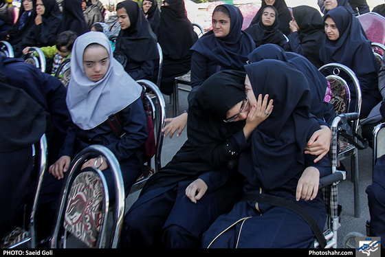 نواختن زنگ مهر در مدرسه استثنایی همیاران صالحه / عکس: محسن بخشنده / شهرآرا