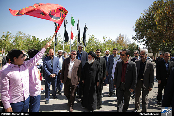 آیین نواختن زنگ اقامه نماز / عکس: احمد حسنی / شهرآرا