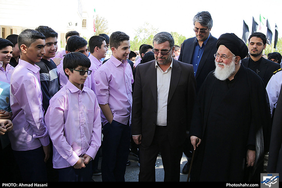 آیین نواختن زنگ اقامه نماز / عکس: احمد حسنی / شهرآرا