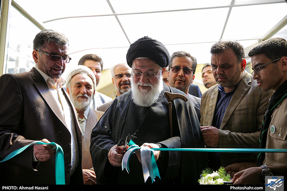 آیین نواختن زنگ اقامه نماز / عکس: احمد حسنی / شهرآرا