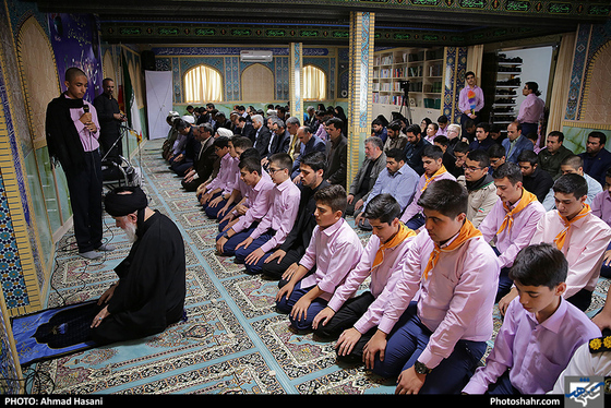 آیین نواختن زنگ اقامه نماز / عکس: احمد حسنی / شهرآرا