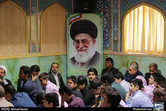 آیین نواختن زنگ اقامه نماز / عکس: احمد حسنی / شهرآرا