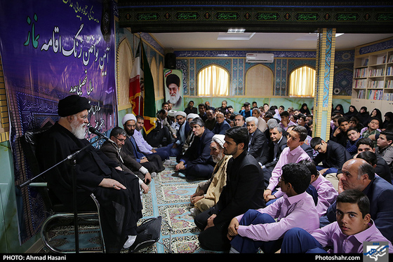 آیین نواختن زنگ اقامه نماز / عکس: احمد حسنی / شهرآرا