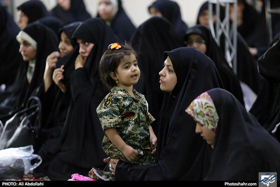 غبار روبی مزار شهدا به مناسبت هفته دفاع مقدس / عکس: علی عبدالهی / شهرآرا