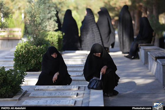 غبار روبی مزار شهدا به مناسبت هفته دفاع مقدس / عکس: علی عبدالهی / شهرآرا
