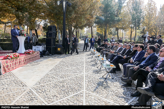 آغاز عملیات بازپیرایی و ساماندهی پیشخوان آرامگاه فردوسی / عکس: حسین شریعت / شهرآرا