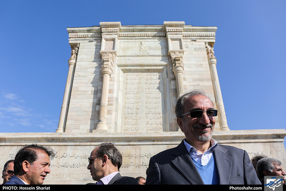 آغاز عملیات بازپیرایی و ساماندهی پیشخوان آرامگاه فردوسی / عکس: حسین شریعت / شهرآرا