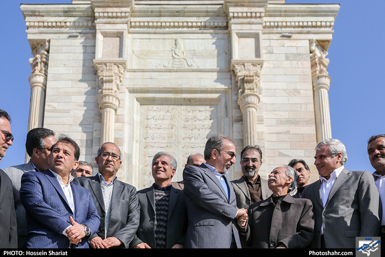 آغاز عملیات بازپیرایی و ساماندهی پیشخوان آرامگاه فردوسی / عکس: حسین شریعت / شهرآرا