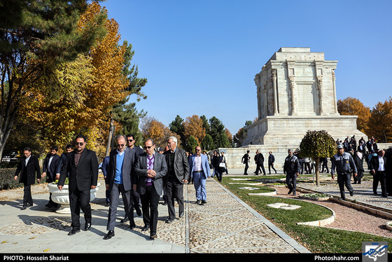 آغاز عملیات بازپیرایی و ساماندهی پیشخوان آرامگاه فردوسی / عکس: حسین شریعت / شهرآرا