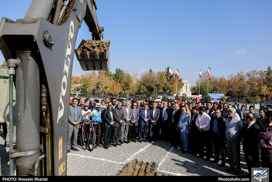 آغاز عملیات بازپیرایی و ساماندهی پیشخوان آرامگاه فردوسی / عکس: حسین شریعت / شهرآرا