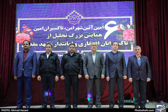 تجلیل از تاکسیرانان افتخاری و امانتدار / عکس: احمد حسنی / شهرآرا