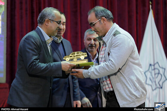تجلیل از تاکسیرانان افتخاری و امانتدار / عکس: احمد حسنی / شهرآرا