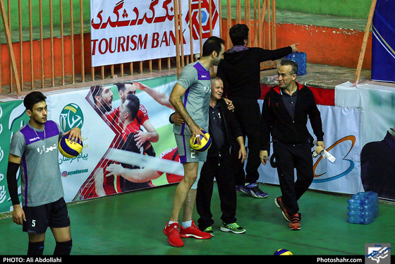 تمرین تیم والیبال پیام خراسان پیش از بازی با پیکان