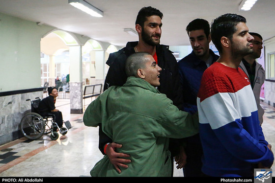 بازدید اعضای تیم والیبال پیام خراسان از آسایشگاه شهید فیاض بخش