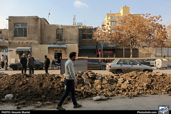 کشف یک اثر تاریخی در کوچه چهارباغ مشهد / عکس : حسین شریعت / شهرآرا